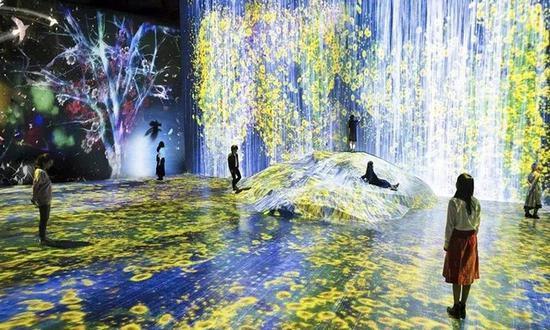 经历疫情归来的“沉浸式”体验演出,日益受到游客们的喜爱,为文旅业深度融合创出新机遇。灯光技术、动捕技术等为沉浸式体验提供了有力支持。