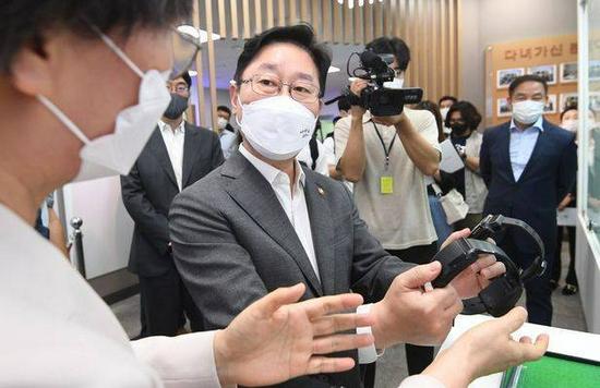 韩国法务部部长朴范界参观电子脚镣监视管制中心 图源:《朝鲜日报》