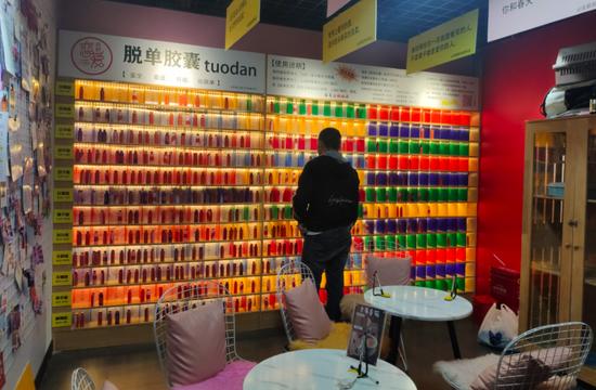 一家脱单便利店内的顾客