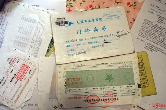 ▲门诊病历。2015年5月,不满14岁的刘嘉妮确诊“尿毒症五期”