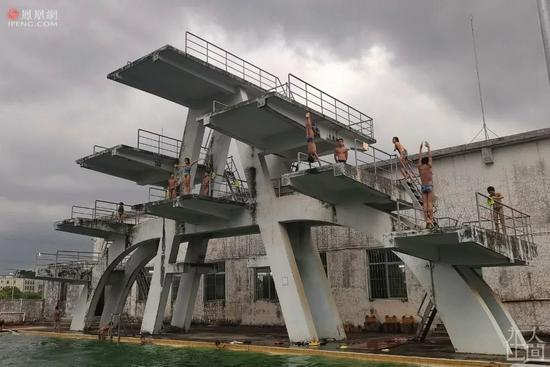 ■ 正在湛江体育运动学校练习跳水的孩子们。