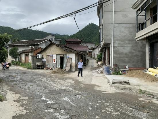 年轻人大多外出谋生,村子里多为老人