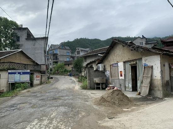 村内的道路有些坑坑洼洼,地上有不少积水