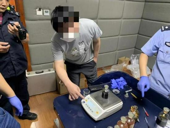 李伟(化名)现场辨认自制毒品半成品