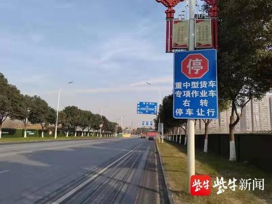 图为大型货车右转必停标识