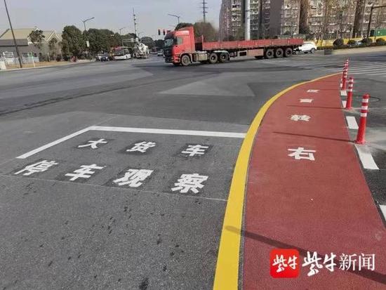 图为大型货车右转必停标识