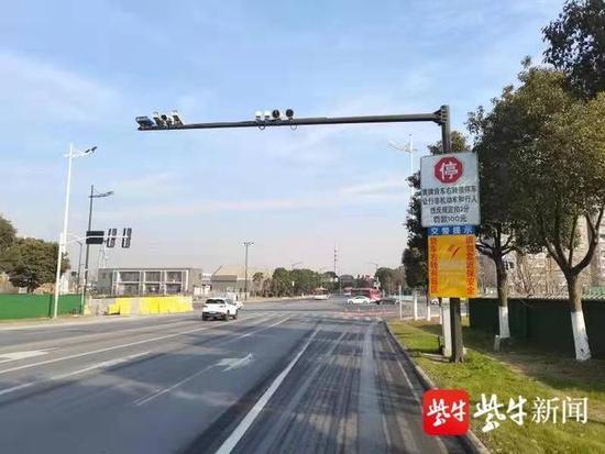 图为大型货车右转必停标识