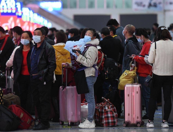 1月17日,旅客在深圳北站候车。新华社记者梁旭摄