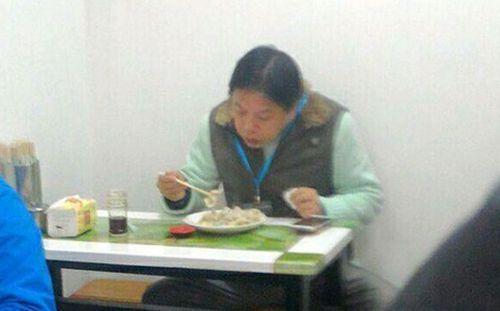 工作间隙,“子杰殿下”在剧场附近的小店吃饺子