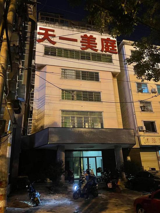 9月9日晚,车莎莎生前居住的小区。事发当晚,周某春驾车从这里出发。新京报记者 彭冲 摄