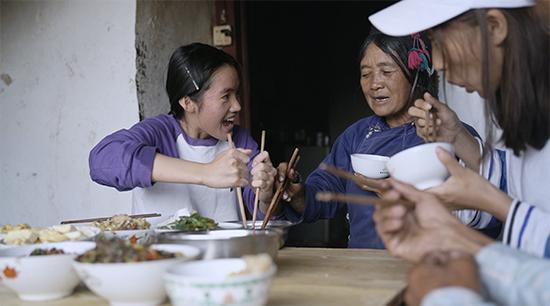 李勒优和奶奶、小姑一起吃饭。 澎湃新闻记者 赵志远 图