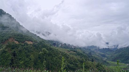 李勒优生活的宗腊村,群山环抱。 澎湃新闻记者 赵志远 图
