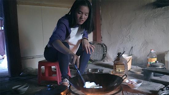 李勒优在家里烧饭。 澎湃新闻记者 赵志远 图