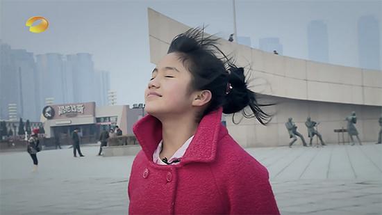 李勒优第一次去大连的海边。 视频截图