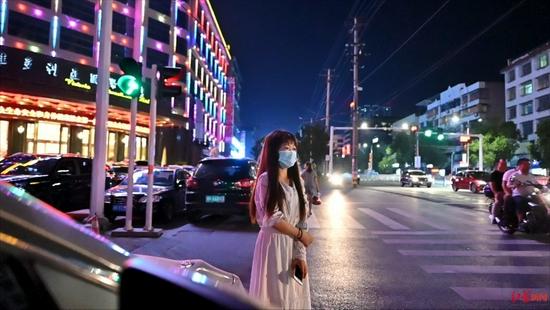 ▲19岁的刘嘉妮独活5年,她一直在寻找自己生命里的光