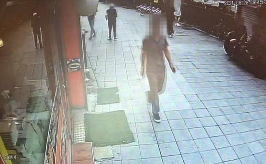首尔市内监控拍到的姜某 图源:《朝鲜日报》