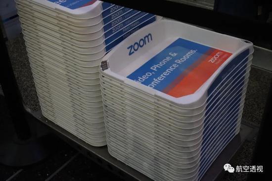 疫情期间,ZOOM的广告都做到机场安检托盘上了,无疑是对当下商务航空出行的一个小小“挑衅”。“你真的需要乘飞机吗?或许线上就可以搞定了”。(摄于DCA)