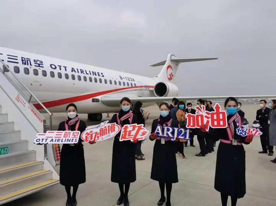 一二三航空为旅客准备了首航纪念品,一二三航空迎接旅客登机,许多旅客都是为了ARJ21而来的飞友。(钱擘/摄)