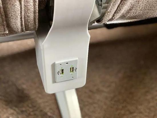 一二三航空ARJ21飞机的客舱中体现了很多人性化设计,为旅客提供的USB电源插口十分方便。