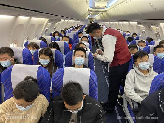 图:王海宇解答旅客疑问。林菁海 摄