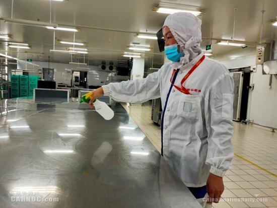 图:工作人员对航食加工区进行消毒清洁