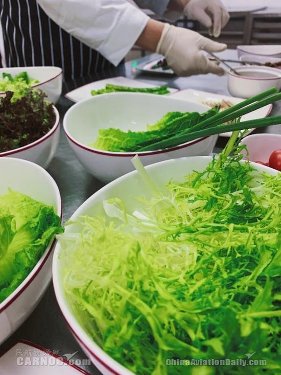 图:海南航空餐食制作人员进行食材选择