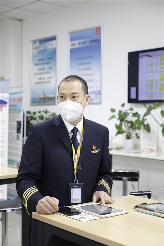 图:川航英雄机长刘传健