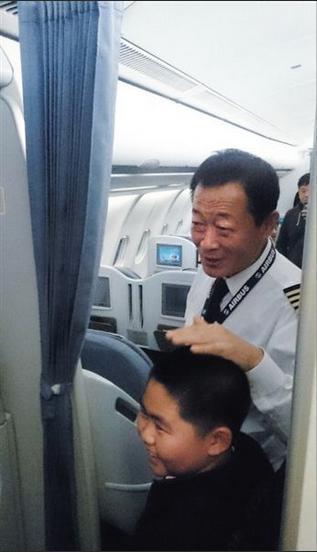 贺中平机长在遭到单发故障后成功处置、平安降落,神态轻松地与机上小朋友交谈。这张照片成了贺中平机长的经典形象
