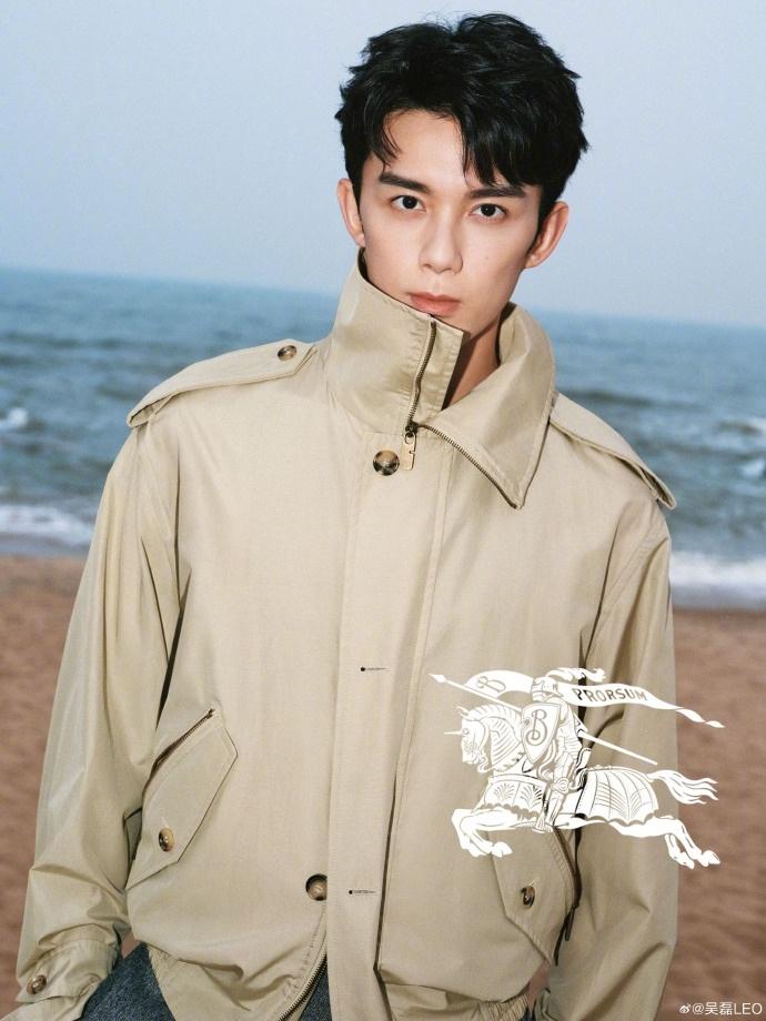 吴磊携手Burberry开启时尚新篇章