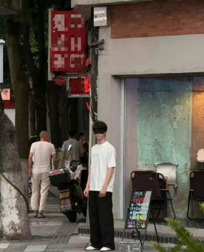 陈立农宁波街头发起自由拥抱公益活动