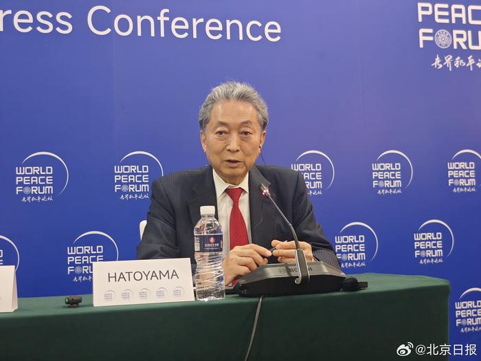 日本前首相出席阅兵被批评