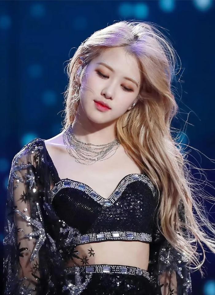 Jennie晒合照遮挡朴彩英脸部引争议