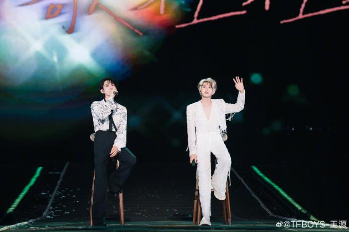 王源太原演唱会与林宥嘉合唱，发文感谢称我是歌迷