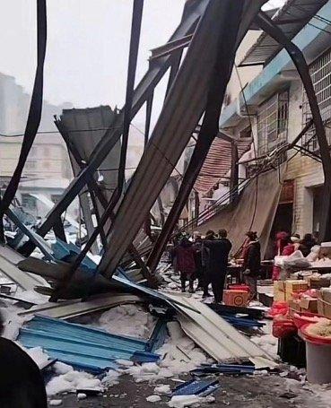 湖南益阳一集贸市场顶棚垮塌有人员被困 市场负责人：事故已致1人遇难