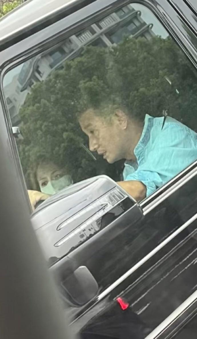 文章驾车副驾驶引猜测，网友指疑似姚笛或素人女友