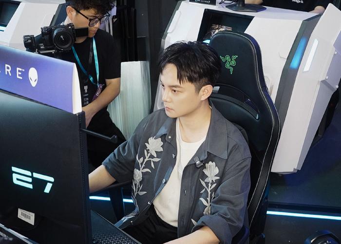 尹正BW开机甲圆梦，现场操控金隼对战制作人