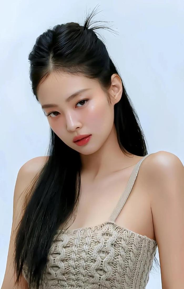 Jennie晒合照遮挡朴彩英脸部引争议