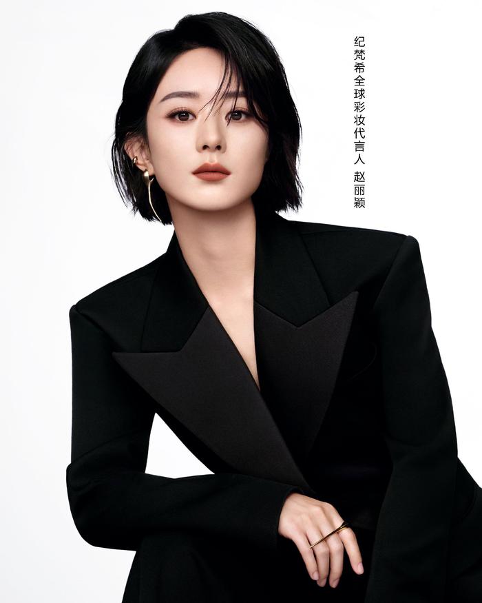 赵丽颖先锋感妆容亮相，发丝飞扬尽显飒爽气场