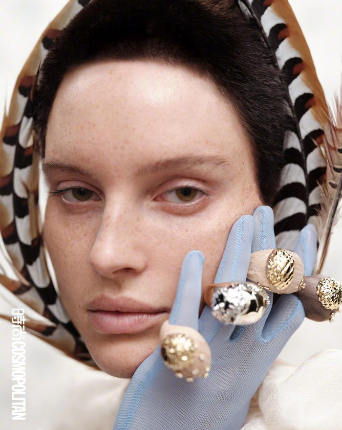 时尚COSMO8月刊探讨时装与身体印记