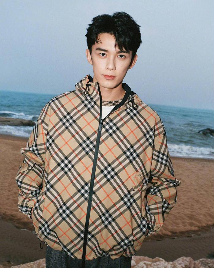 吴磊携手Burberry开启时尚新篇章