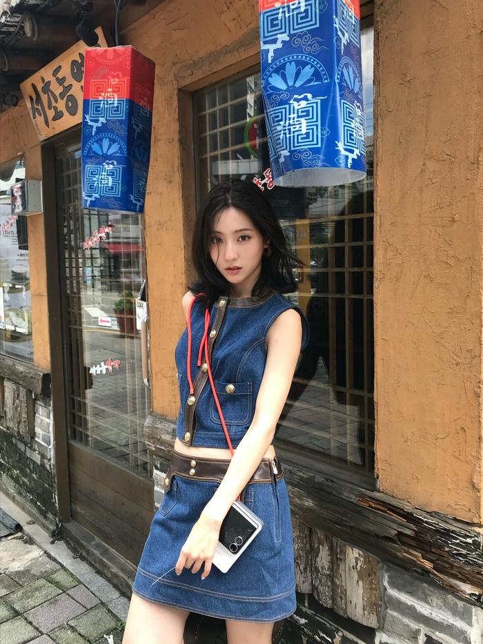 胡连馨牛仔造型亮相街头，随身拍记录随性日常