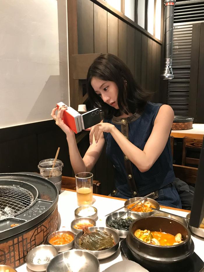 胡连馨牛仔造型亮相街头，随身拍记录随性日常