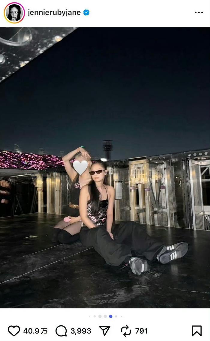 Jennie晒合照遮挡朴彩英脸部引争议