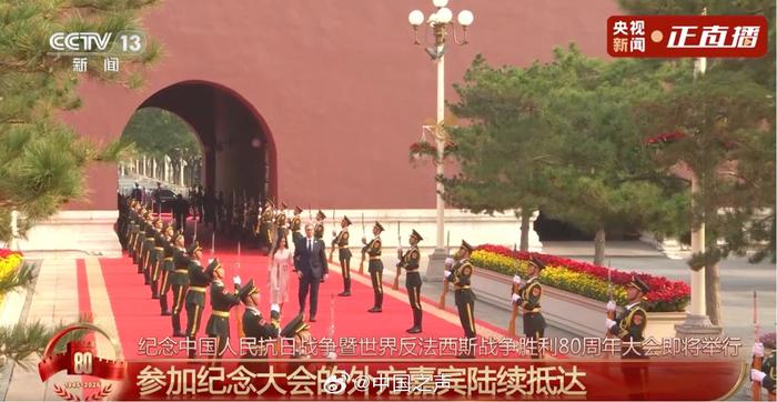 武契奇抵达