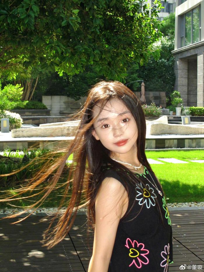 董璇晒与女儿小酒窝及沐言母女合照，女孩们幸福成长