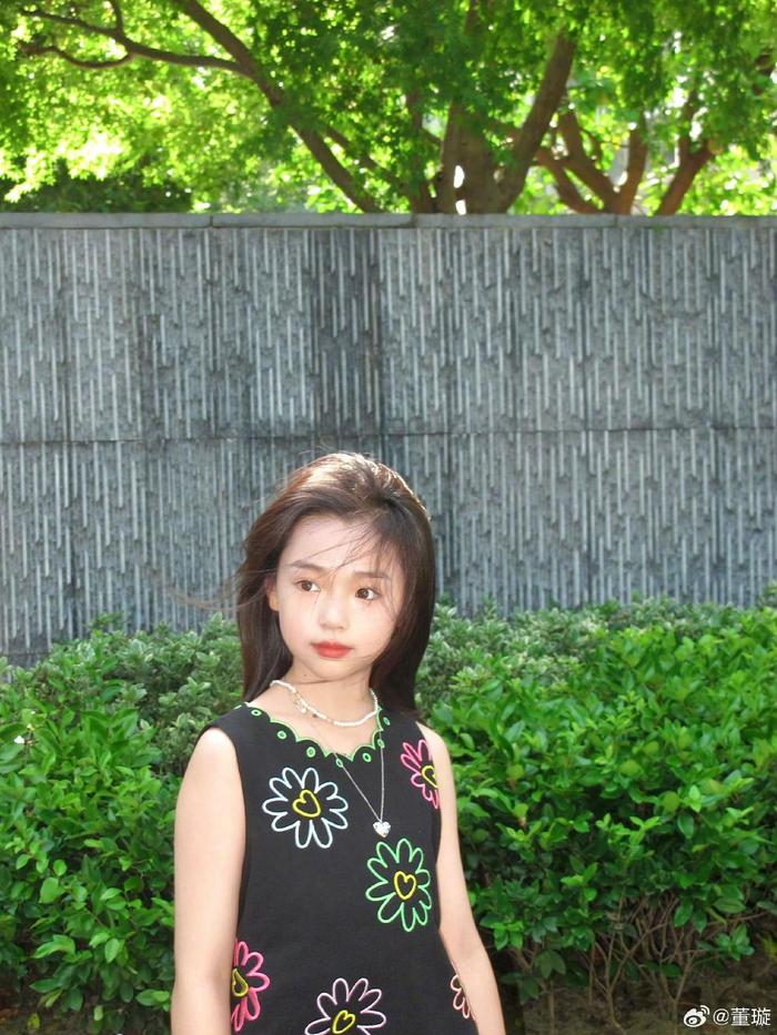 董璇晒与女儿小酒窝及沐言母女合照，女孩们幸福成长