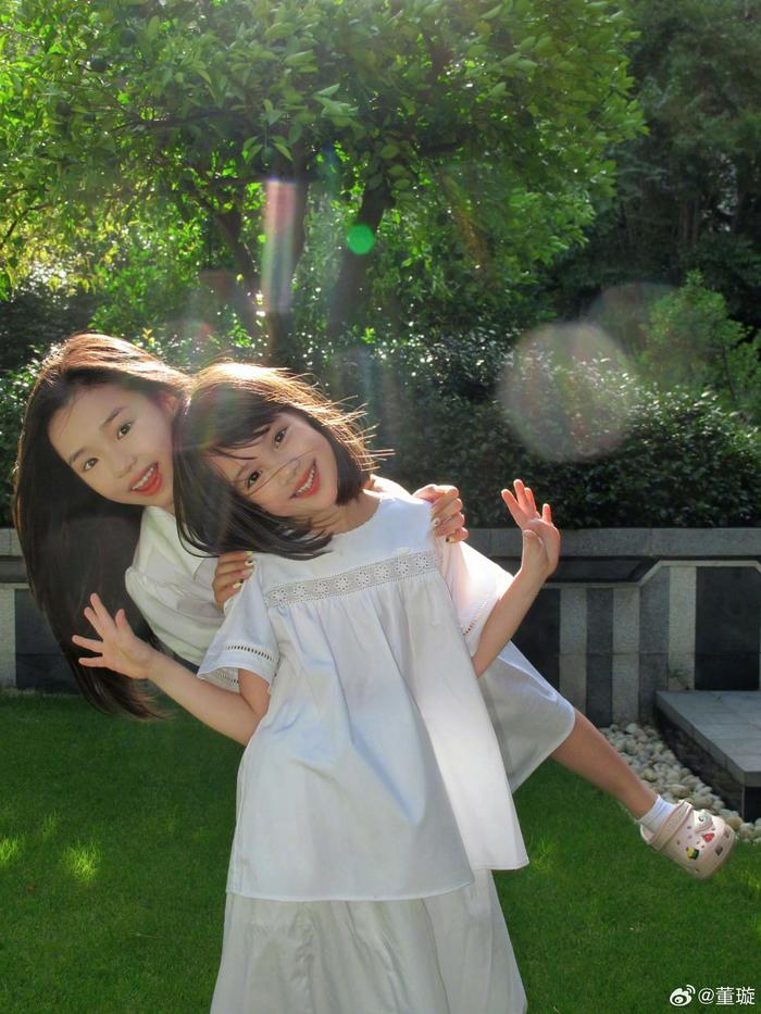 董璇晒与女儿小酒窝及沐言母女合照，女孩们幸福成长