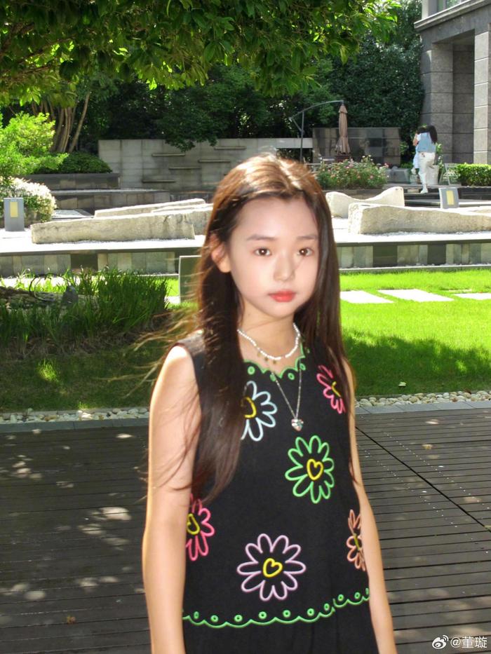董璇晒与女儿小酒窝及沐言母女合照，女孩们幸福成长