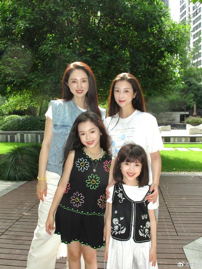 董璇晒与女儿小酒窝及沐言母女合照，女孩们幸福成长