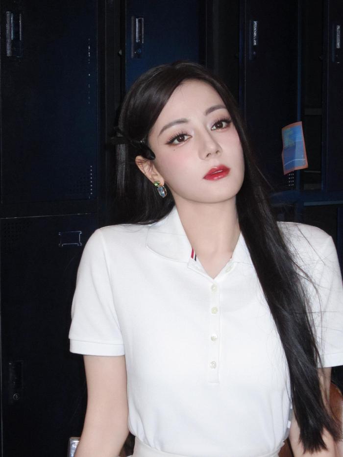迪丽热巴白衣短裙亮相分享健康生活妙招